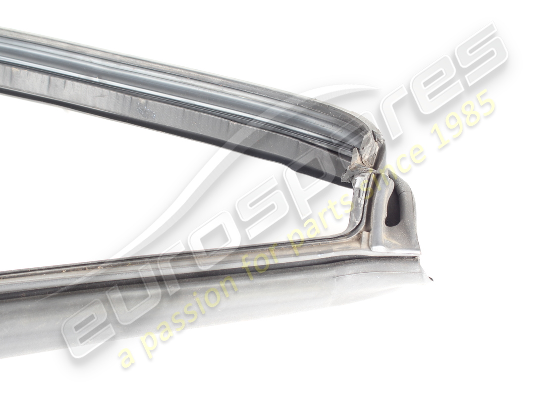 joint supérieur de vitre de pare-brise d'occasion ferrari. numéro de pièce 69758000 (3)