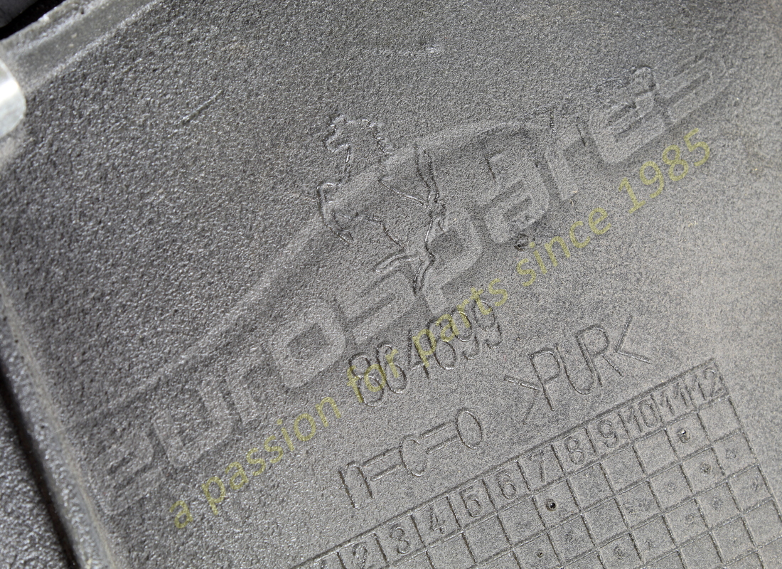 UTILISÉ Ferrari FIANCHETTO INFERIORE SX. COMPLET . NUMÉRO DE PIÈCE 973229 (1)