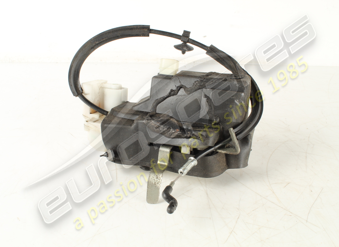 serrure de porte arrière gauche d'occasion maserati. référence 68206500 (2)