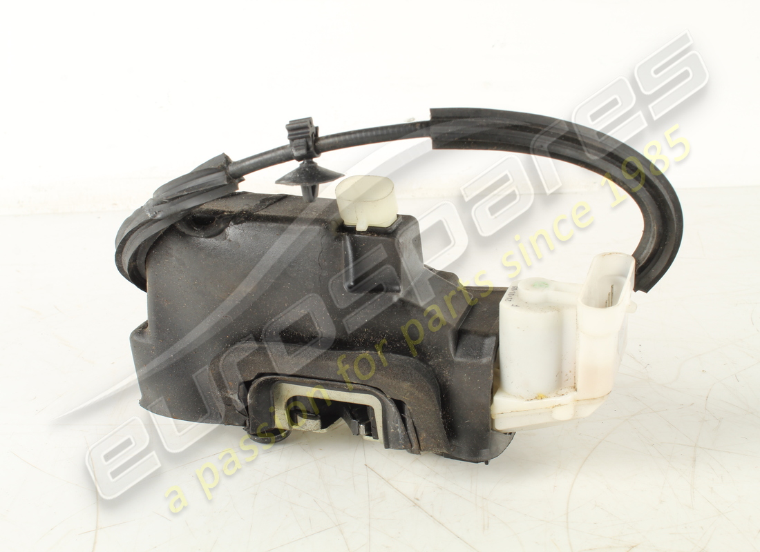 serrure de porte arrière gauche d'occasion maserati. référence 68206500 (1)