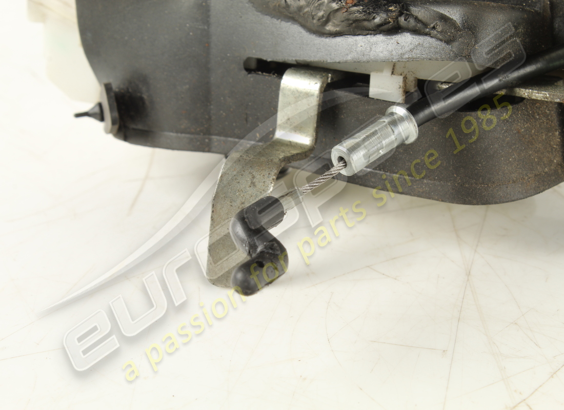 serrure de porte arrière gauche d'occasion maserati. référence 68206500 (3)