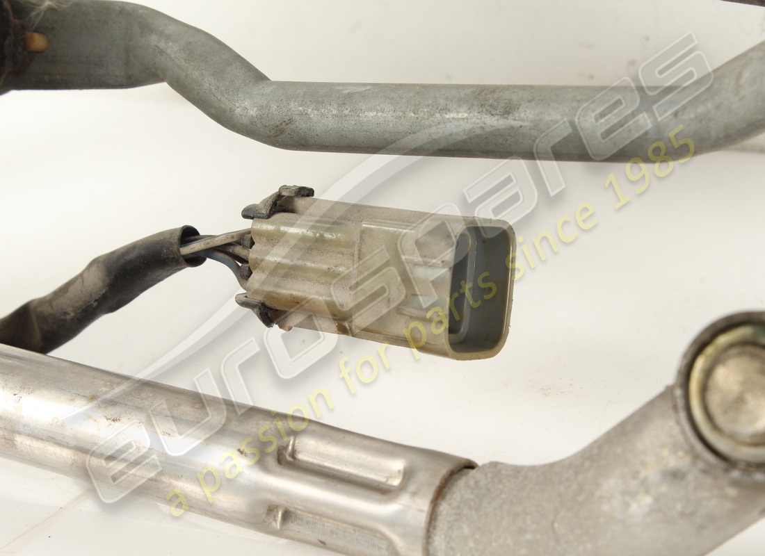 essuie-glace ferrari utilisé avec moteur. numéro de pièce 84108900 (4)