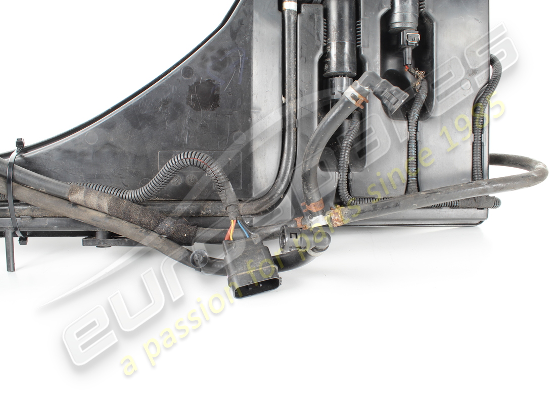 RÉSERVOIR DE LAVE- RONDELLE MASERATI UTILISÉ. NUMÉRO DE PIÈCE 670001648 (3) réservoir de lave- rondelle maserati utilisé. numéro de pièce 670001648 (3)