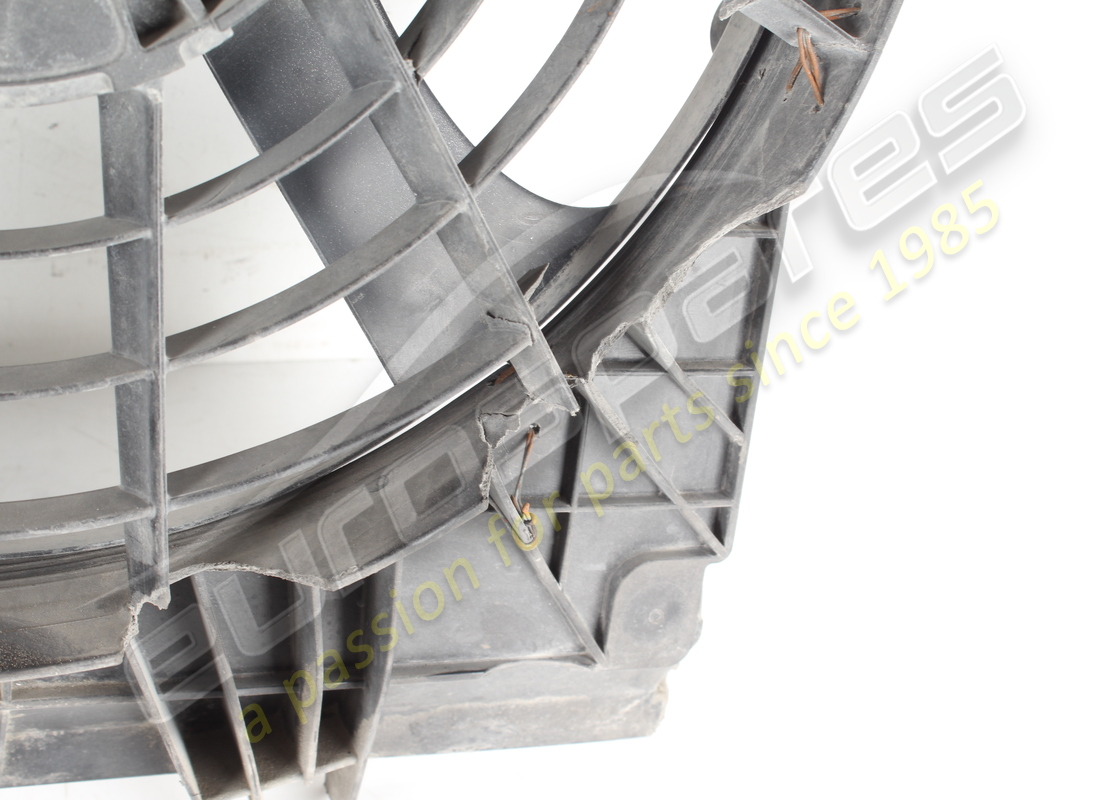 capot endommagé ferrari avec ventilateurs électriques. numéro de pièce 267211 (3)