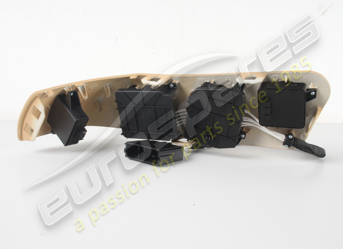 NOUVEAU (AUTRE) MASERATI PANNEAU DE BOUTONS DE COMMANDE DROIT, BEIGE. NUMÉRO DE PIÈCE 981321830 (3) nouveau (autre) maserati panneau de boutons de commande droit, beige. numéro de pièce 981321830 (3)