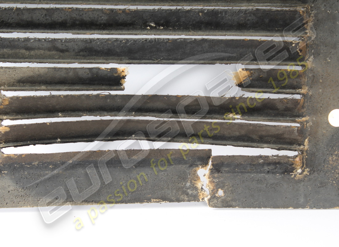 bouclier de passage de roue avant gauche ferrari endommagé. numéro de pièce 61479000 (3)