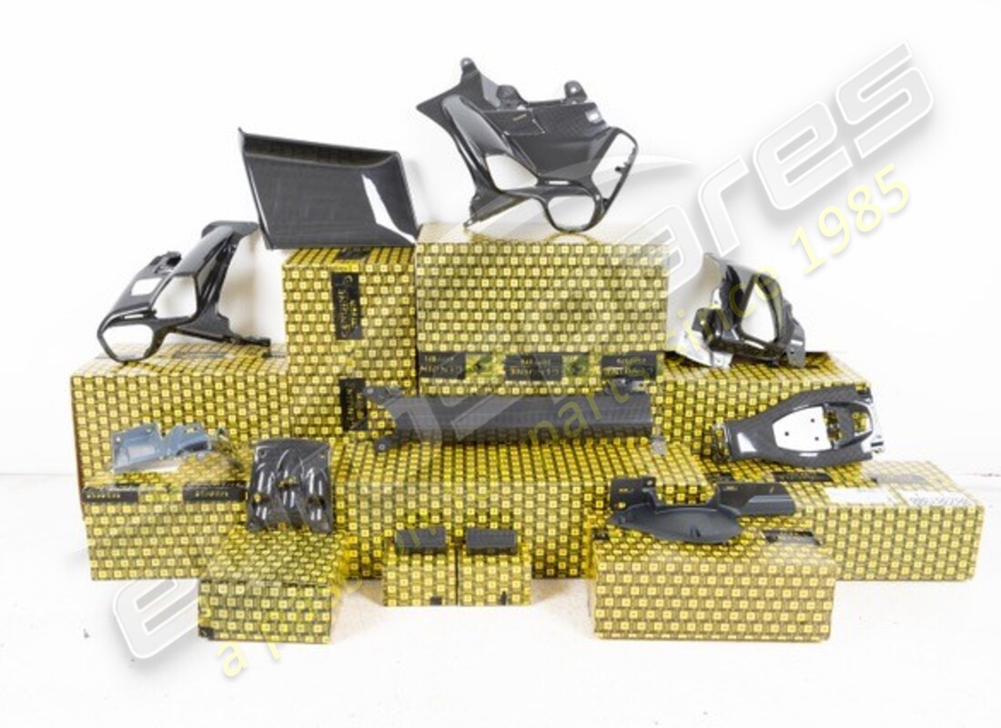 NOUVEAU KIT INTÉRIEUR EN FIBRE DE CARBONE (TYPE HI-FI) Ferrari. NUMÉRO DE PIÈCE 70001927 (1)