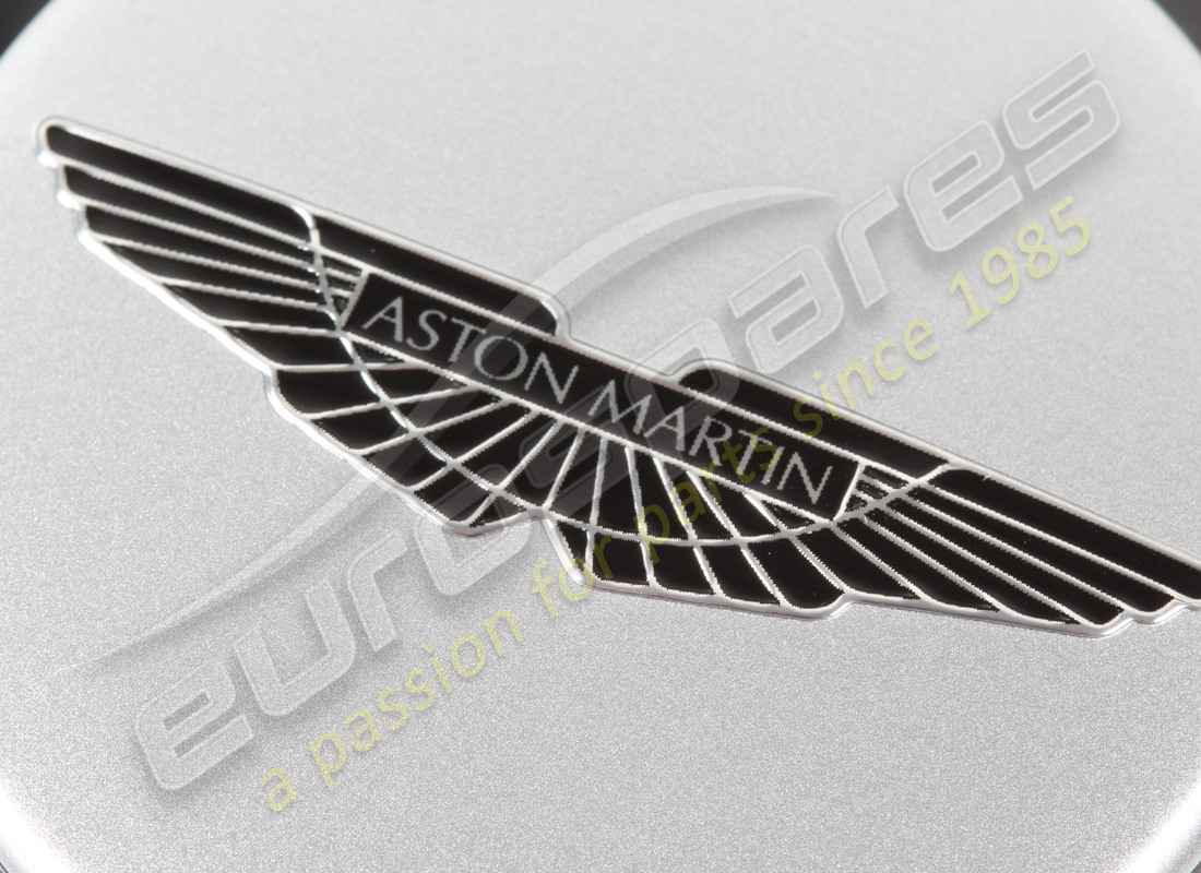 nouveau badge de roue aston martin - argent. numéro de pièce ay2y1a096aa (4)