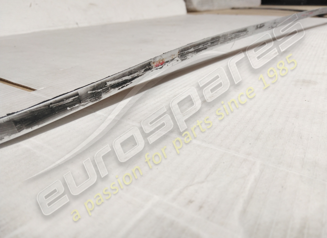 UTILISÉ Ferrari ENSEMBLE DE MOULURES DE PARE-BRISE 308GT4 . NUMÉRO DE PIÈCE 40022204A (1)