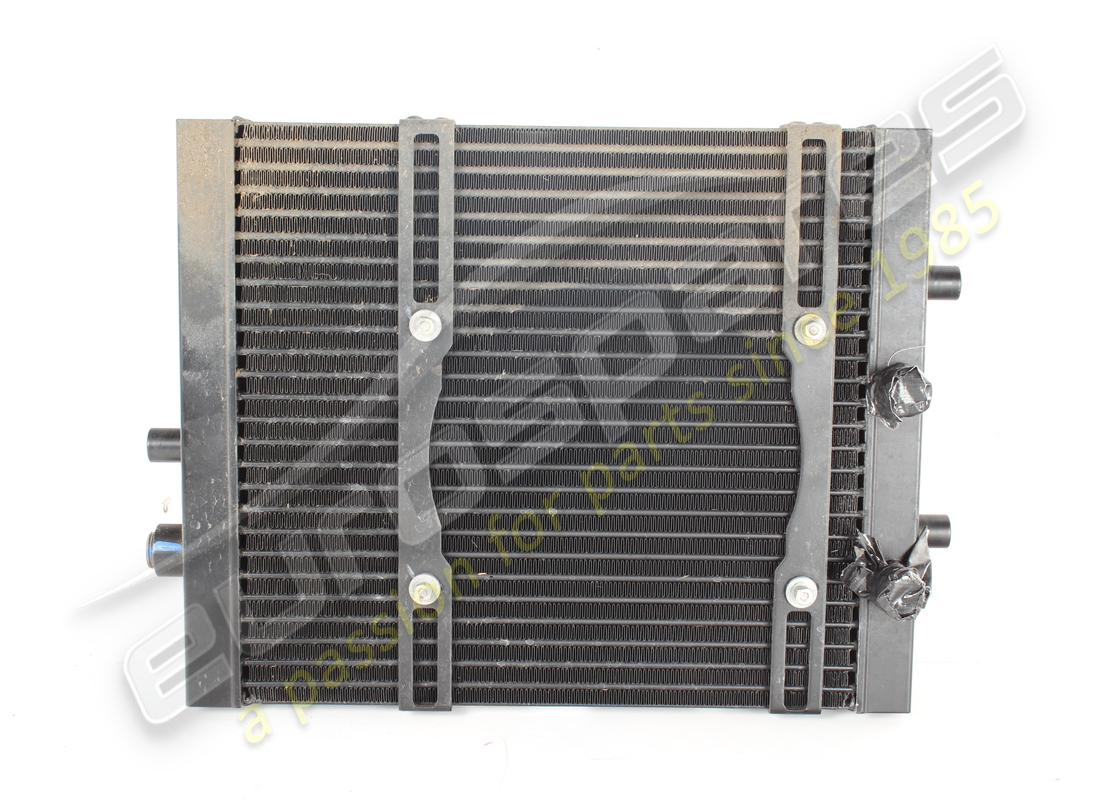 Radiateur d'huile PTU d'occasion Ferrari. Numéro de pièce 858323 (1)