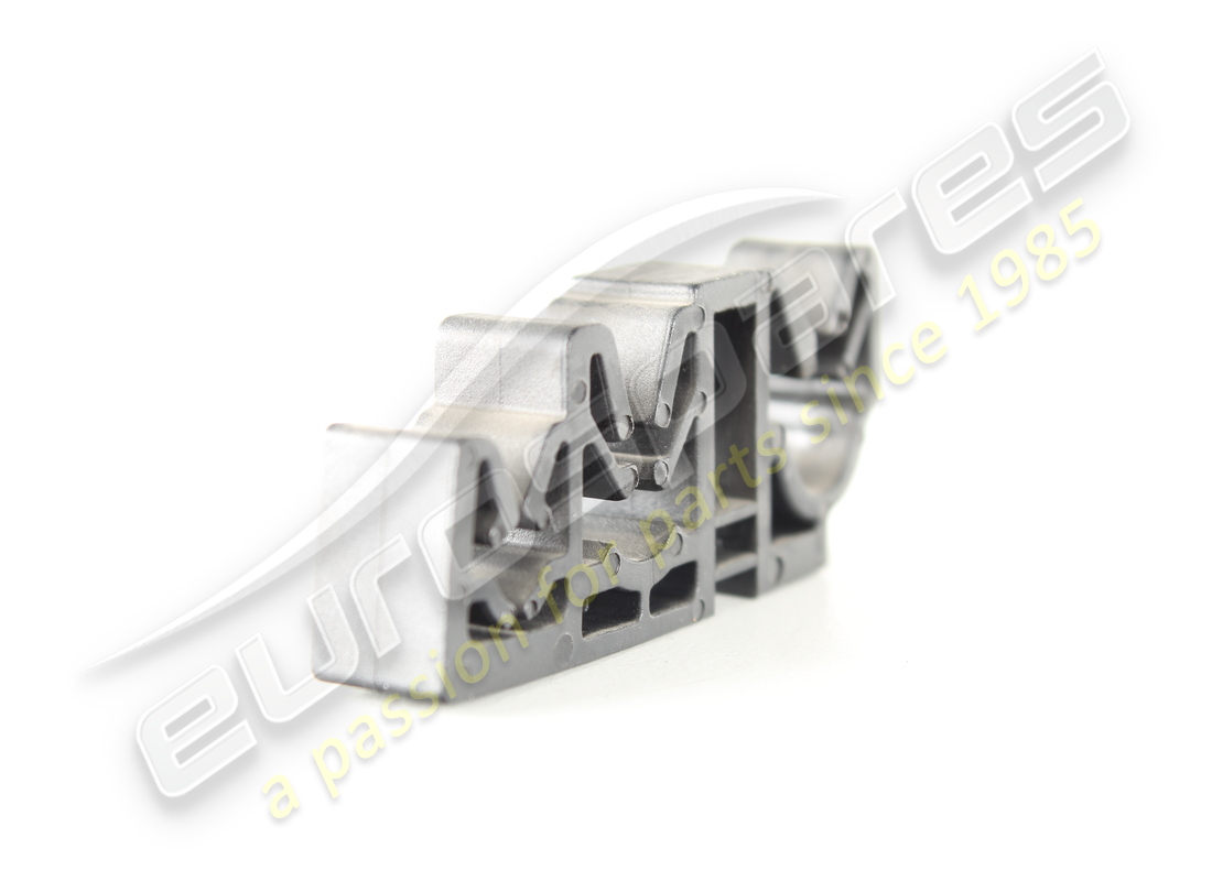 nouveau clip maserati. numéro de pièce 675000055 (2)