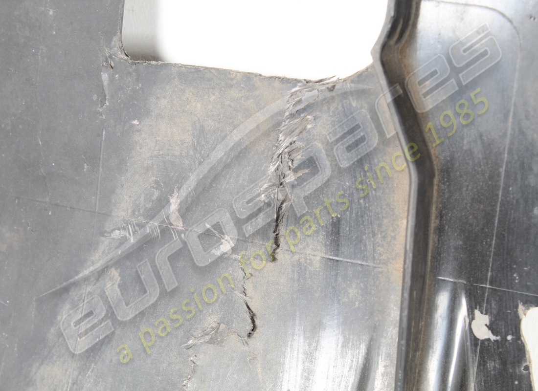bouclier de sous-caisse arrière ferrari endommagé. numéro de pièce 84200000 (7)