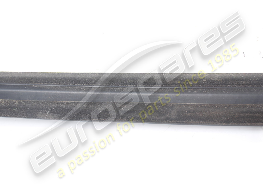 JOINT DE GRATTOIR DE FENÊTRE EXTÉRIEURE GAUCHE D'OCCASION FERRARI. NUMÉRO DE PIÈCE 82208100 (3) joint de grattoir de fenêtre extérieure gauche d'occasion ferrari. numéro de pièce 82208100 (3)