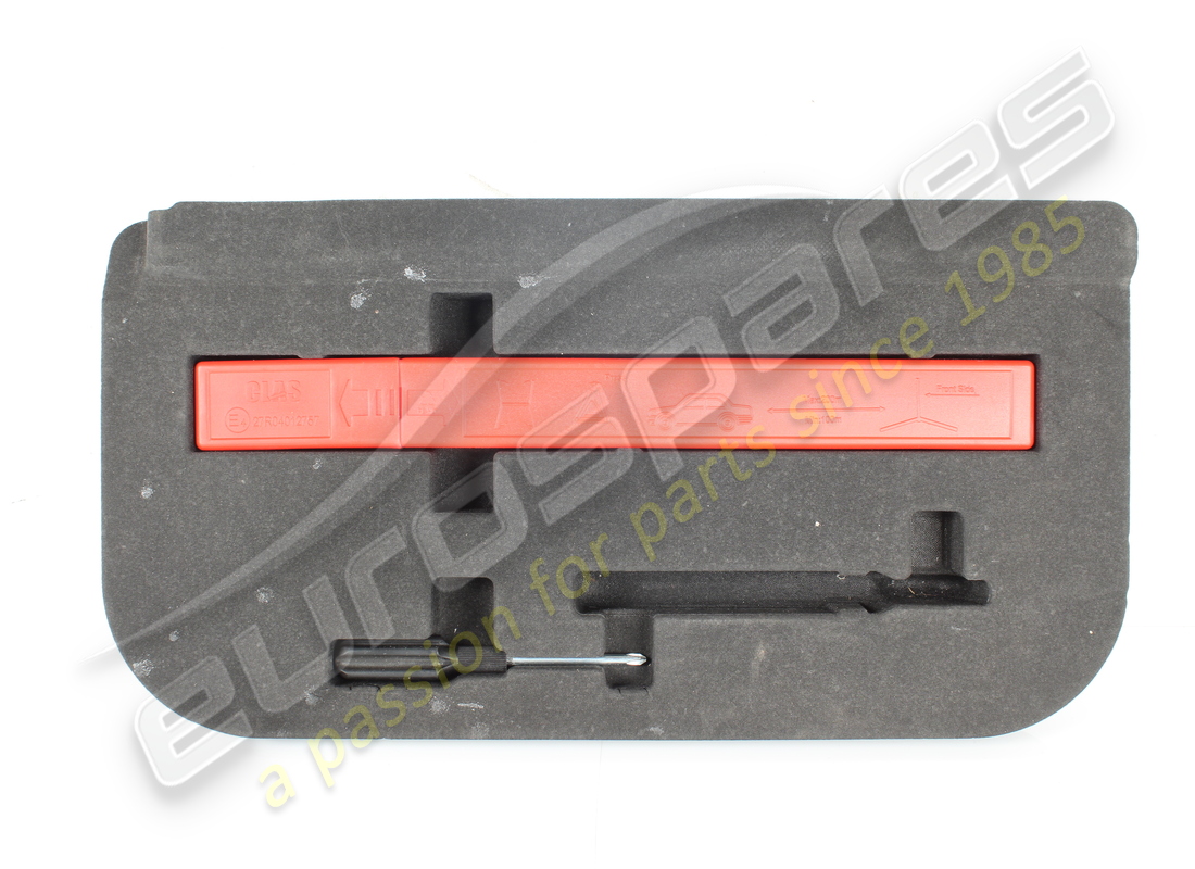 COUVERCLE DE BATTERIE CENTRAL D'OCCASION Maserati. NUMÉRO DE PIÈCE 670300130 (1)