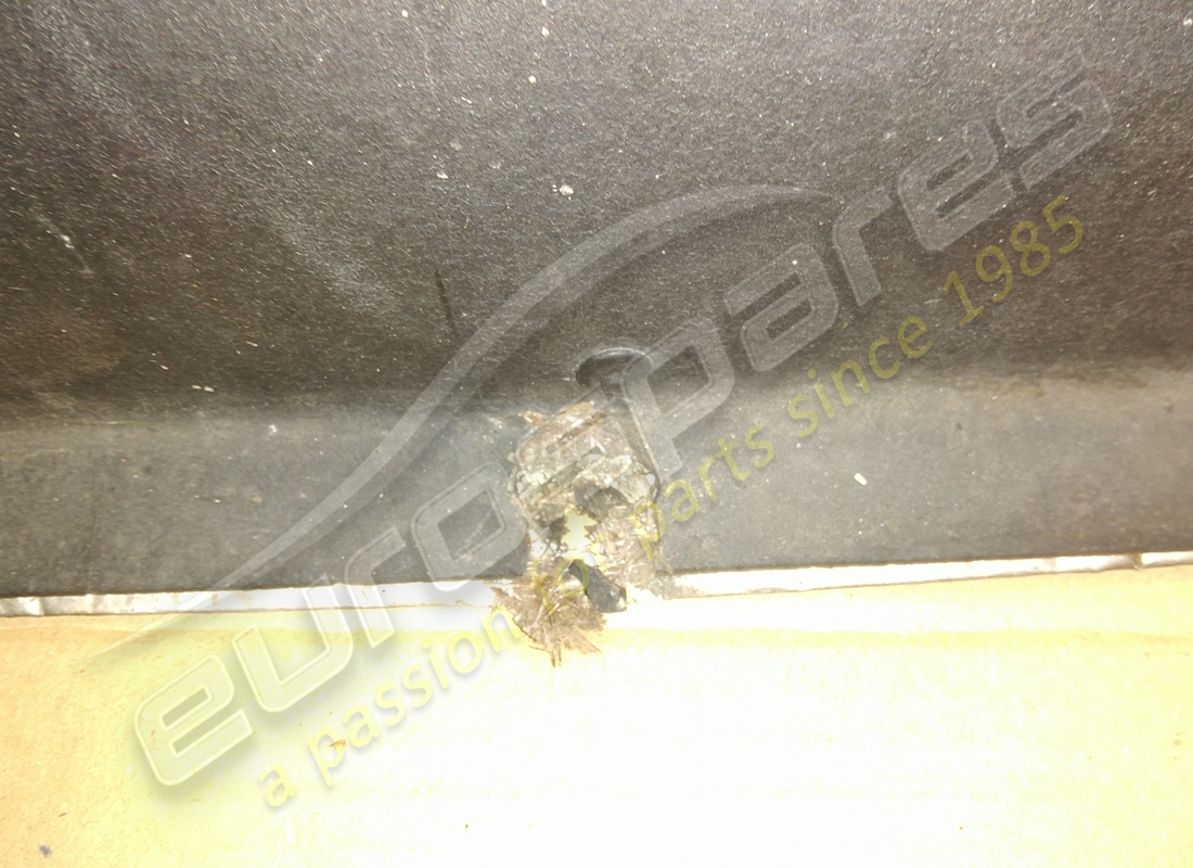 bouclier de protection thermique ferrari endommagé. numéro de pièce 64611800 (3)