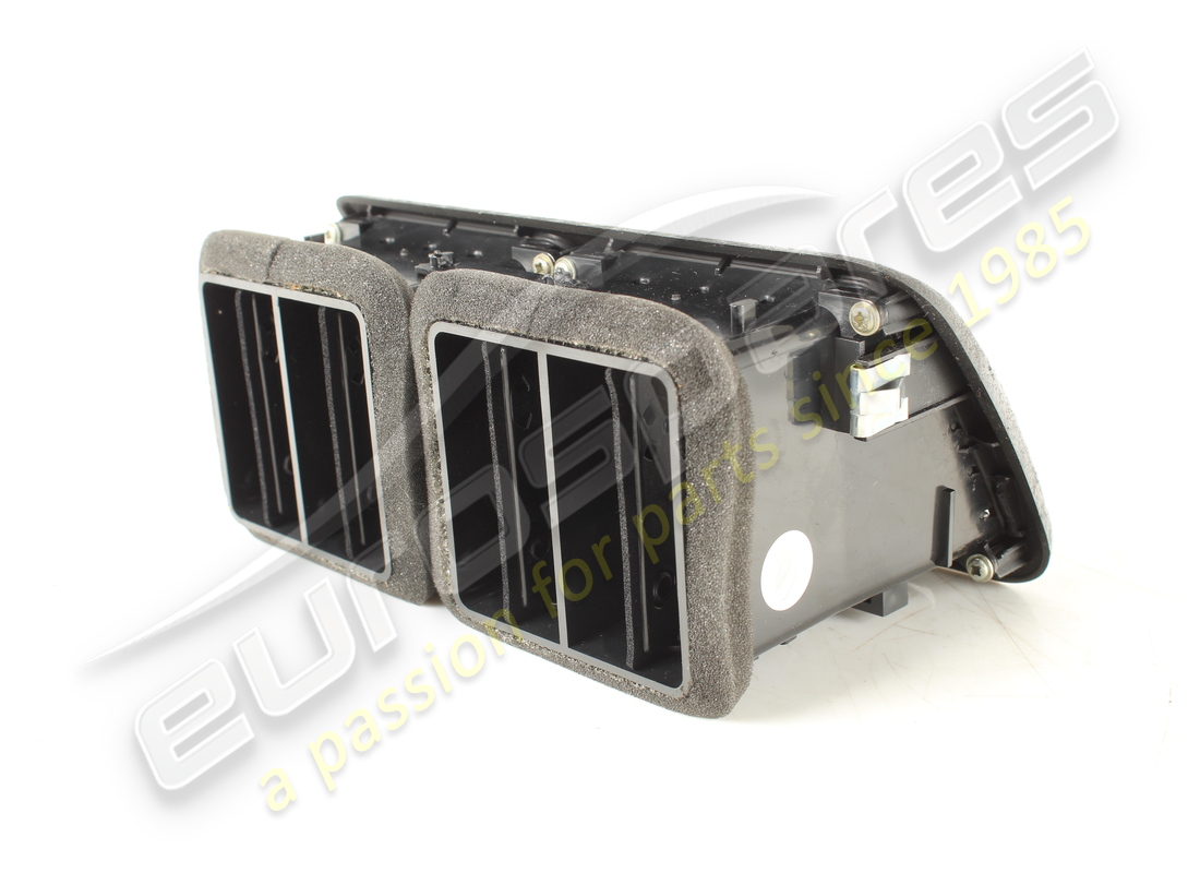 ouverture d'aération arrière d'occasion maserati. référence 67211900 (5)