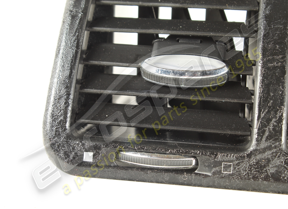 ouverture d'aération arrière d'occasion maserati. référence 67211900 (3)