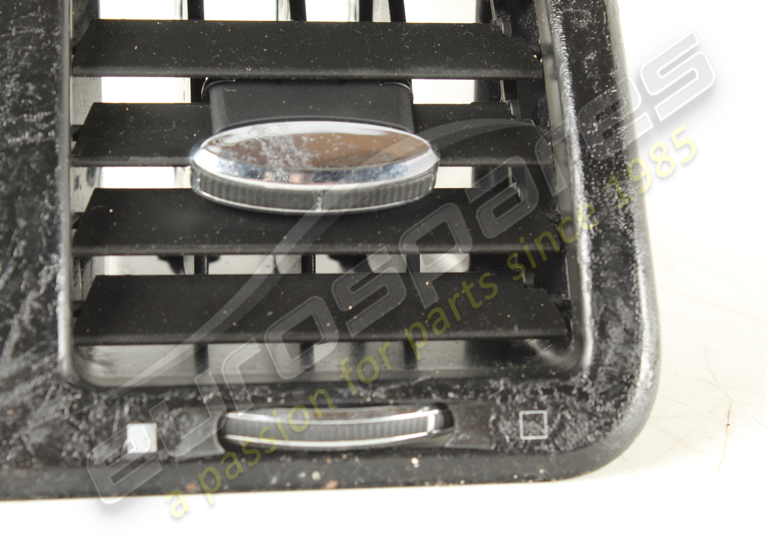 ouverture d'aération arrière d'occasion maserati. référence 67211900 (4)