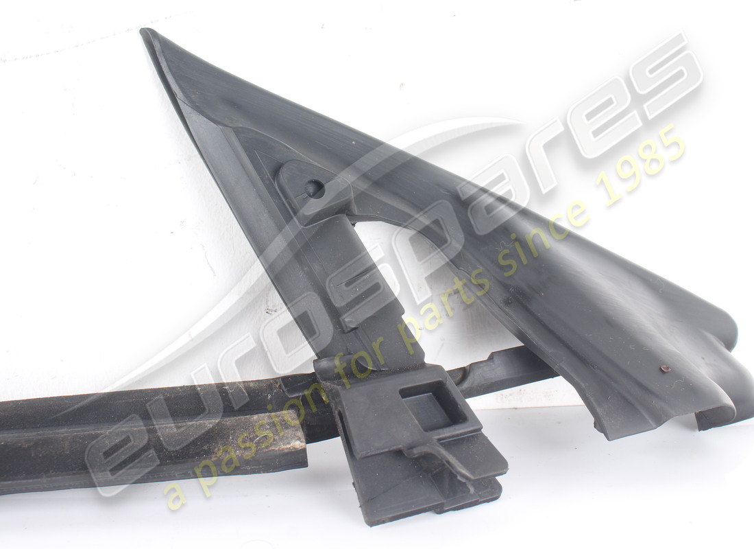 JOINT DE GRATTOIR DE FENÊTRE EXTÉRIEURE GAUCHE D'OCCASION FERRARI. NUMÉRO DE PIÈCE 82208100 (2) joint de grattoir de fenêtre extérieure gauche d'occasion ferrari. numéro de pièce 82208100 (2)
