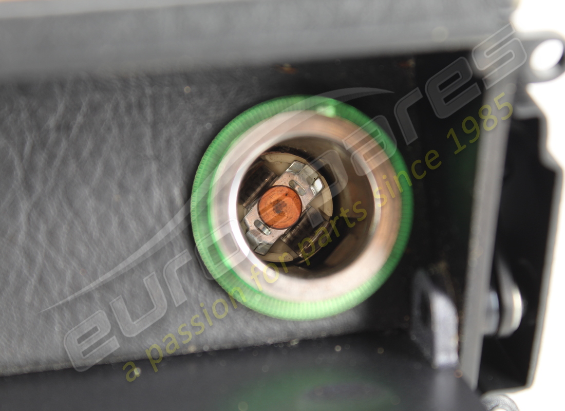 CENDRIER HOMME D'OCCASION ASTON MARTIN - PLAT. NUMÉRO DE PIÈCE 4G438010595 (4) cendrier homme d'occasion aston martin - plat. numéro de pièce 4g438010595 (4)