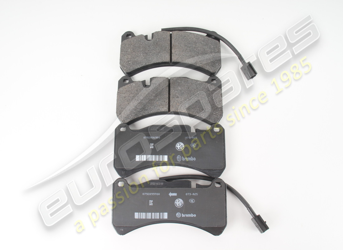 nouveau kit de plaquettes avant maserati. numéro de pièce 673012866 (2)