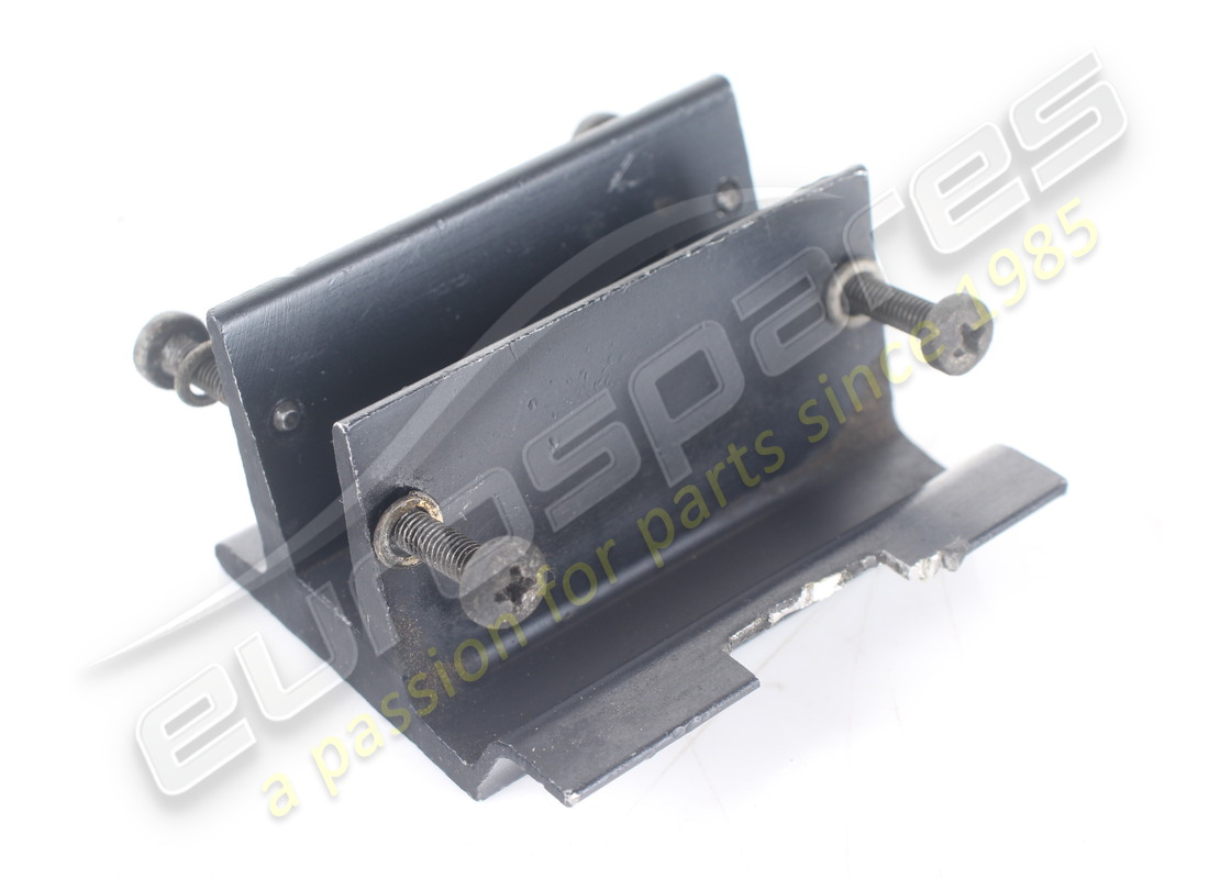 utilisé le soutien maserati. numéro de pièce 363201316 (1)