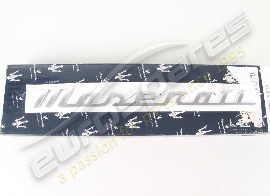 nouveau maserati maserati logo sur le couvercle de coffre. numéro de pièce 670158141 (2)