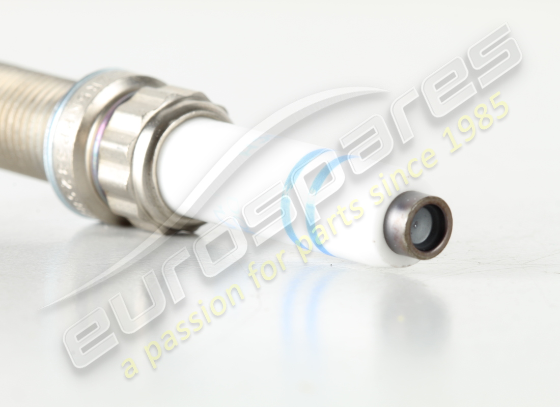 NOUVELLE BOUGIE D'ALLUMAGE BOSCH. NUMÉRO DE PIÈCE 0PB905612 (3) nouvelle bougie d'allumage bosch. numéro de pièce 0pb905612 (3)