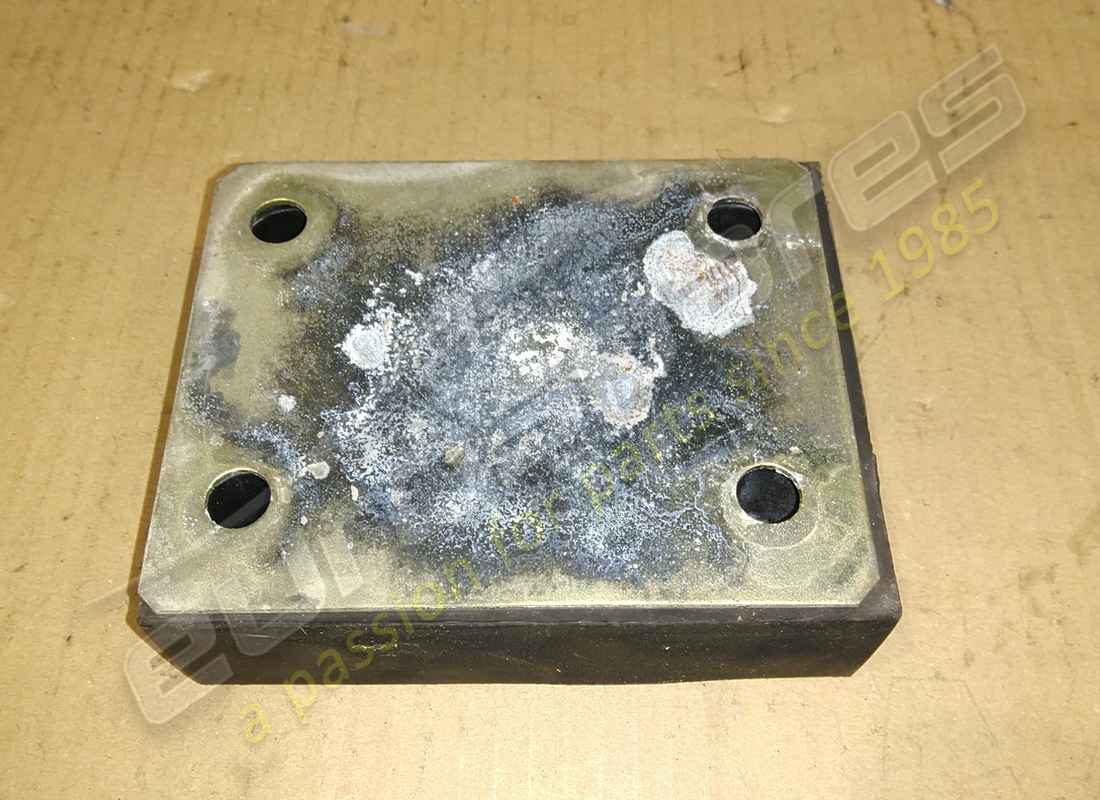 utilisé ferrari tampon. numéro de pièce 63214100 (2)