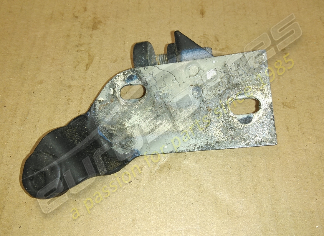 utilisé le support ferrari. numéro de pièce 63136700 (2)
