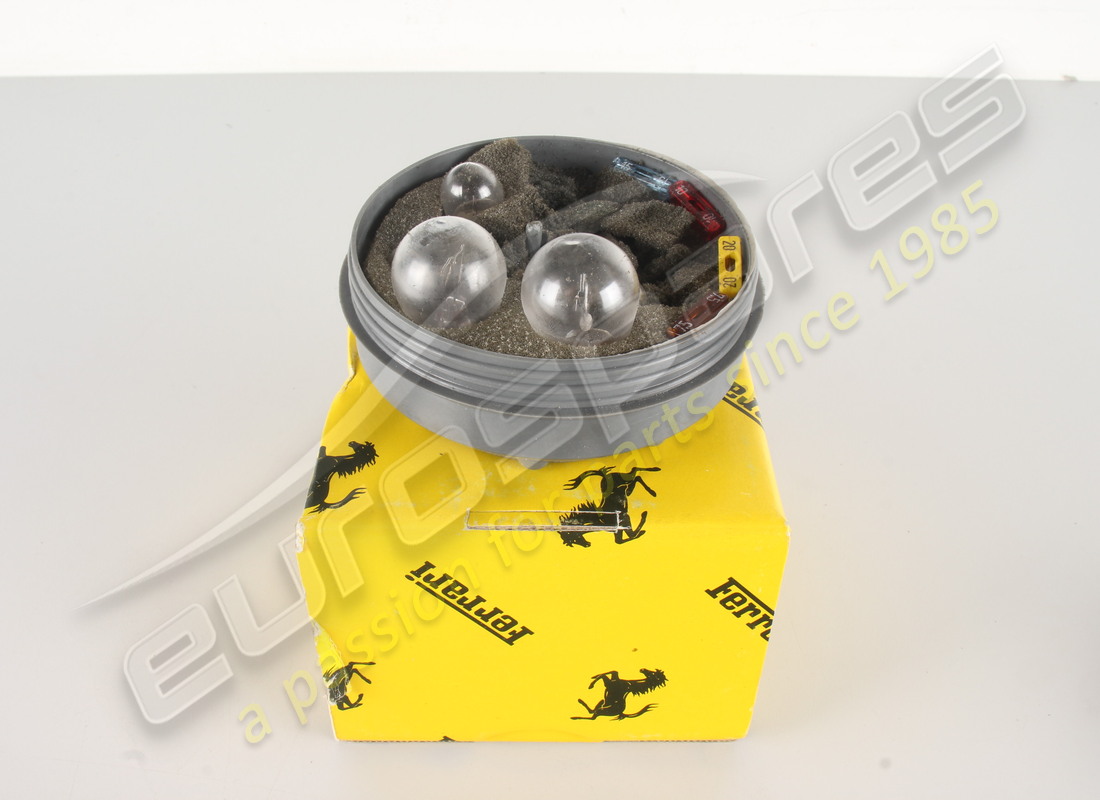 nouvelle boîte ferrari avec ampoules de rechange. référence 138672 (1)