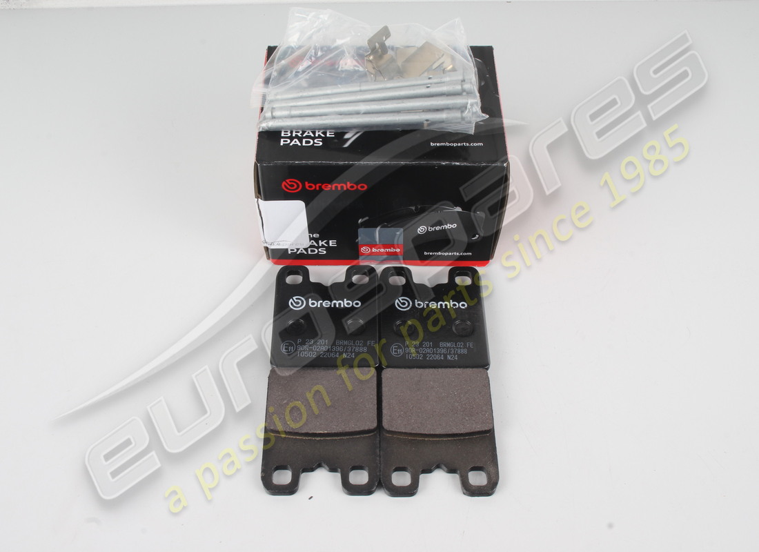 ensemble de plaquettes de frein à main neuf oem. numéro de pièce 673010332 (1)