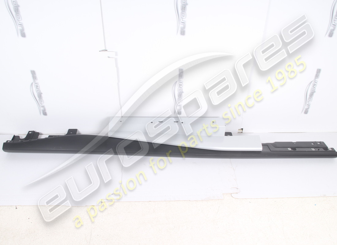 NOUVEAU (AUTRE) Ferrari PANNEAU DE GARNITURE DE SEUIL DROIT COMPLET. NUMÉRO DE PIÈCE 88826110 (1)