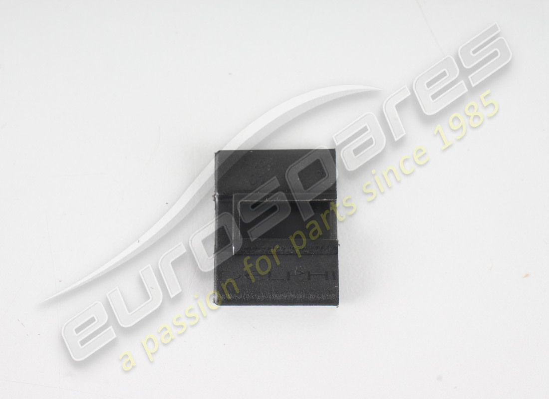 nouvel adaptateur ferrari. numéro de pièce 84486900 (1)