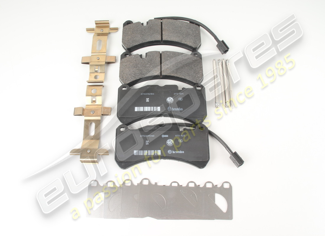 nouveau kit de plaquettes avant maserati. numéro de pièce 673012866 (1)