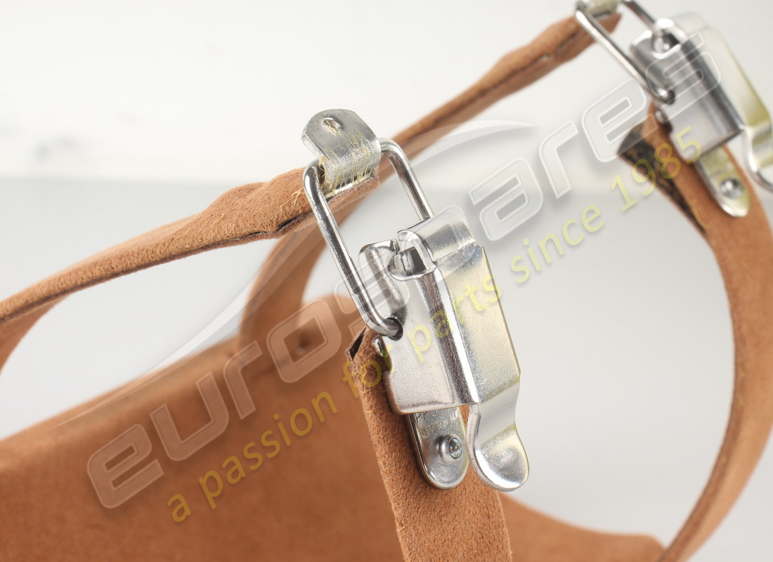 nouveau support ferrari. numéro de pièce 86686429 (5)