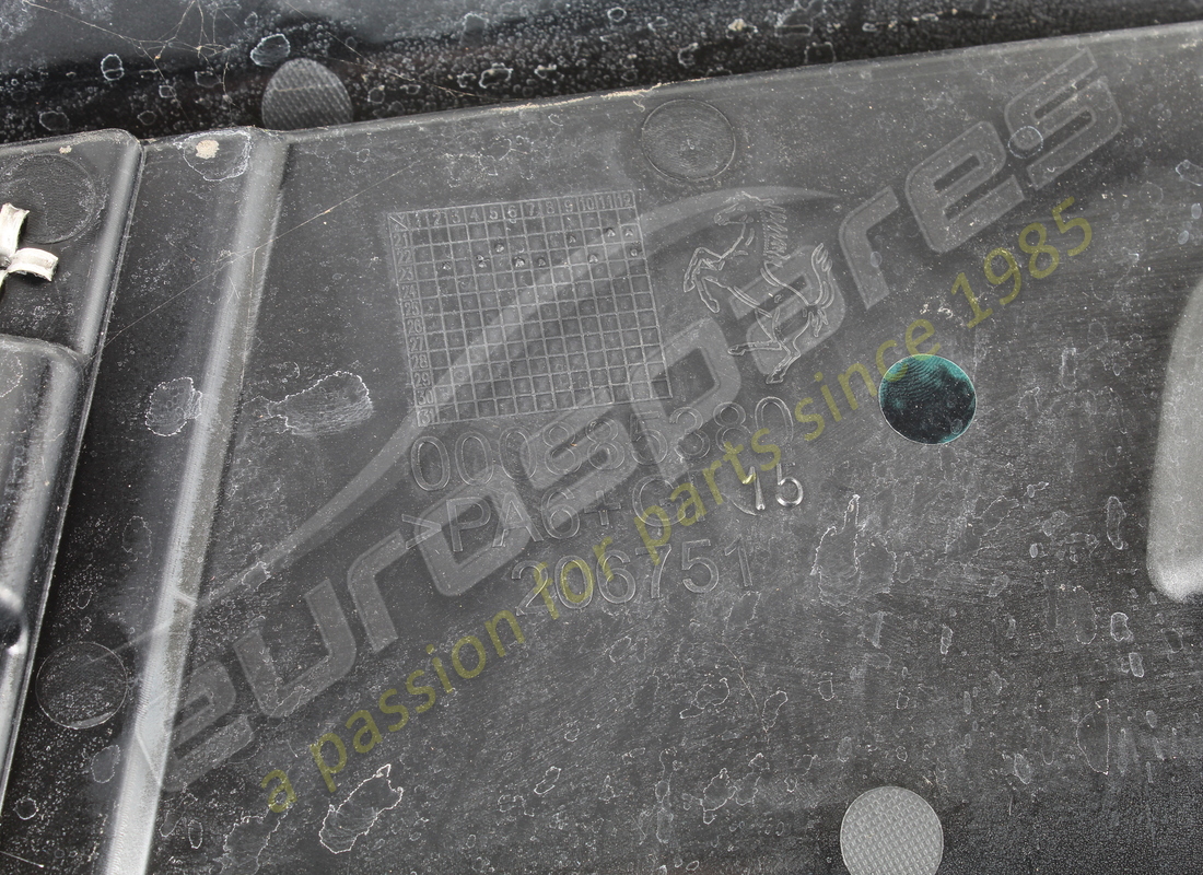 couvercle de compartiment moteur arrière d'occasion ferrari. numéro de pièce 885377 (2)