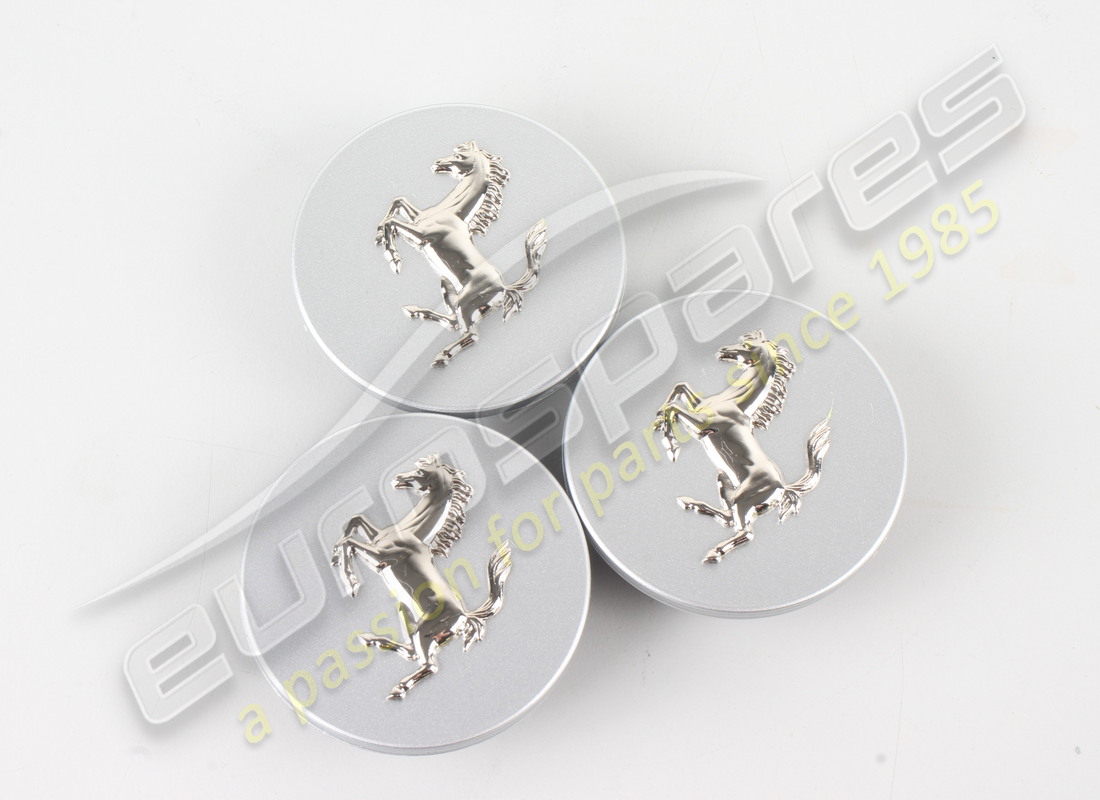 nouveau ferrari cheval en aluminium surélevé sur enjoliveur gris argent. numéro de pièce 70001349 (1)