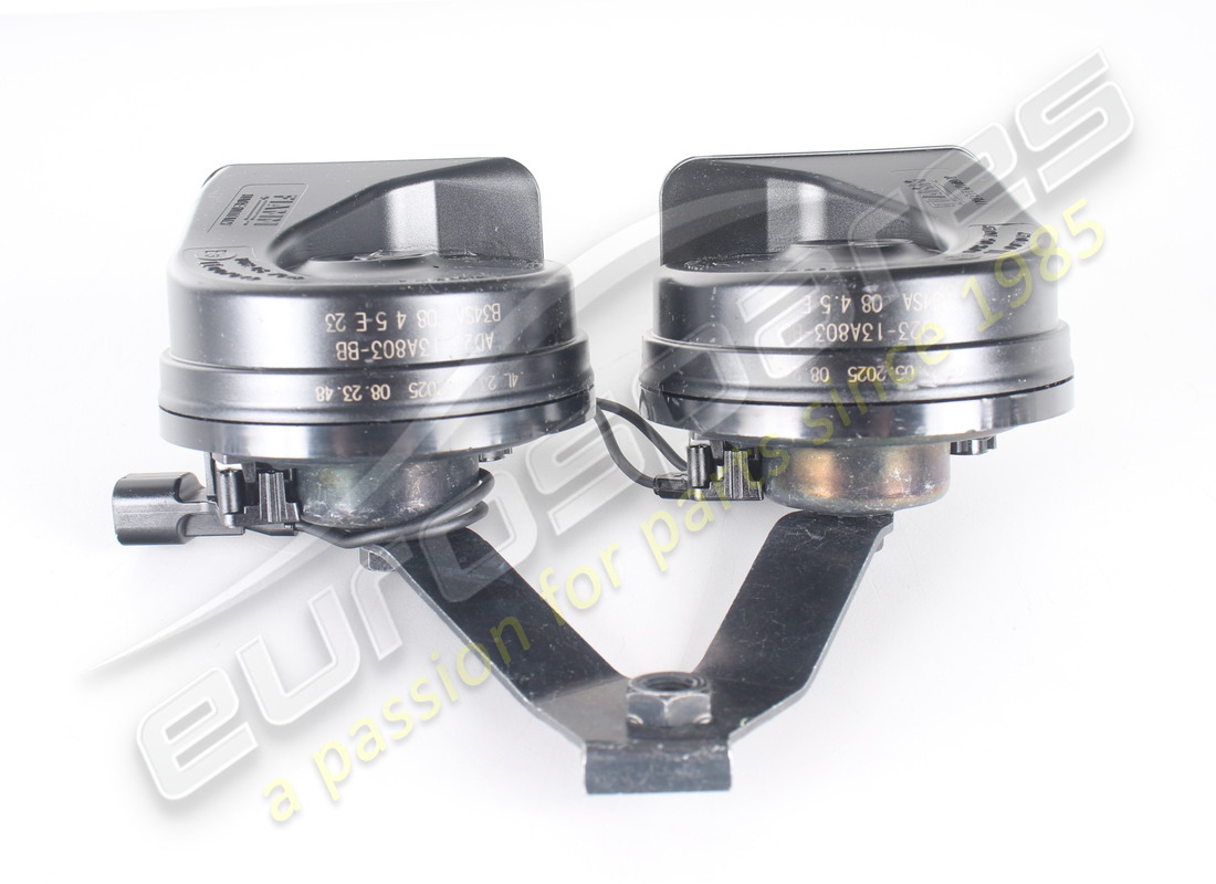 NOUVEAU ENSEMBLE DE KLAXON ET SUPPORT ASTON MARTIN. RÉFÉRENCE AD2313A803BB (4) nouveau ensemble de klaxon et support aston martin. référence ad2313a803bb (4)