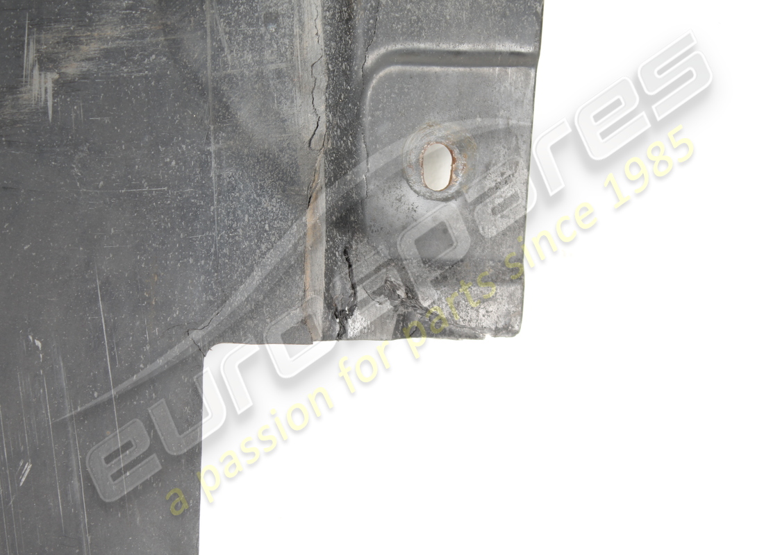 section arrière gauche endommagée de l'élément de sous-plateau avant plat ferrari. numéro de pièce 81176800 (2)