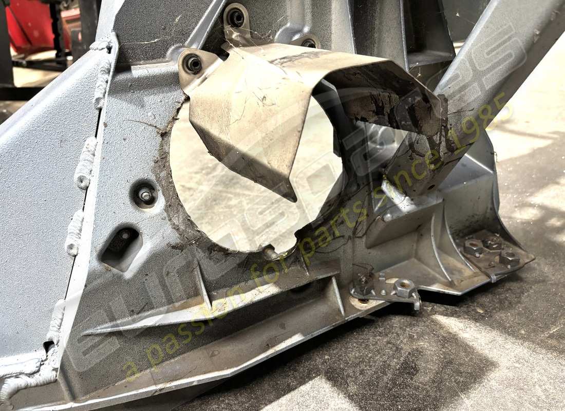 SOUS-CHÂSSIS ARRIÈRE FERRARI ENDOMMAGÉ. NUMÉRO DE PIÈCE 985280290 (9) sous-châssis arrière ferrari endommagé. numéro de pièce 985280290 (9)