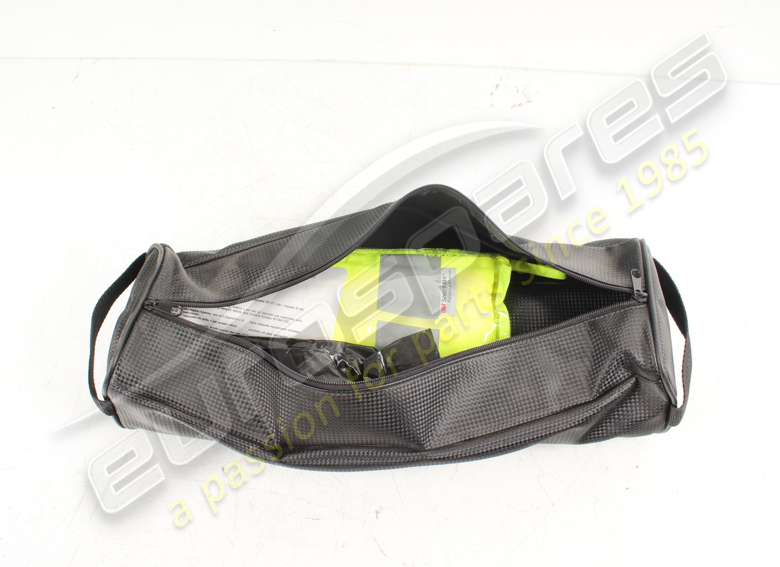trousse de premiers secours lamborghini utilisée (incomplet comme indiqué sur les photos). numéro de pièce or1400561 (2)
