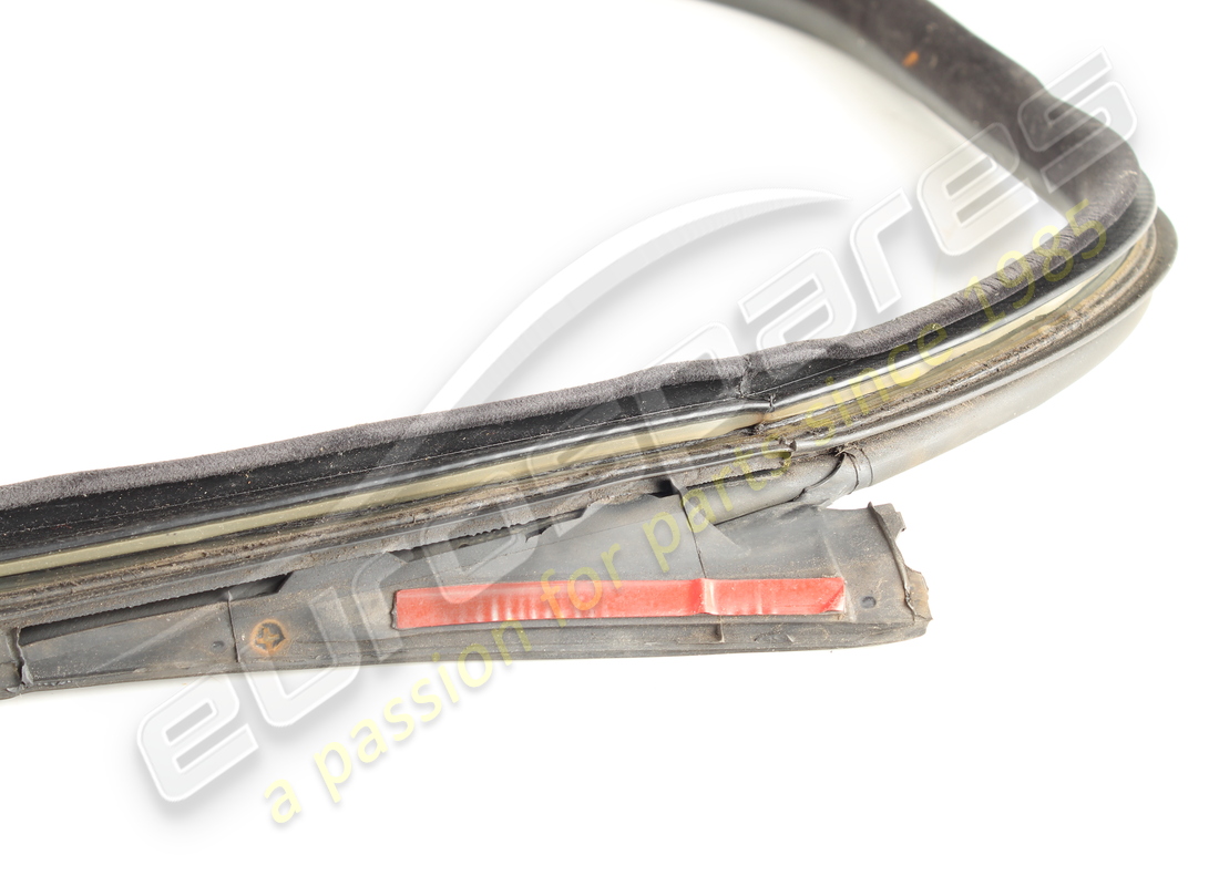 joint en caoutchouc de porte droite usagé maserati. numéro de pièce 384500158 (2)