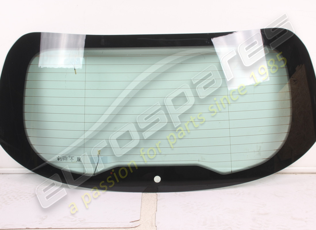 nouvelle vitre arrière maserati. numéro de pièce 673013373 (1)