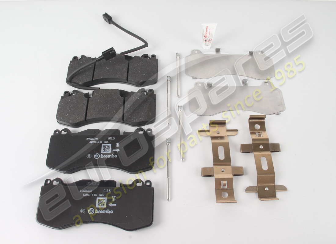 kit de plaquettes avant neuf maserati. numéro de pièce 673013776 (1)