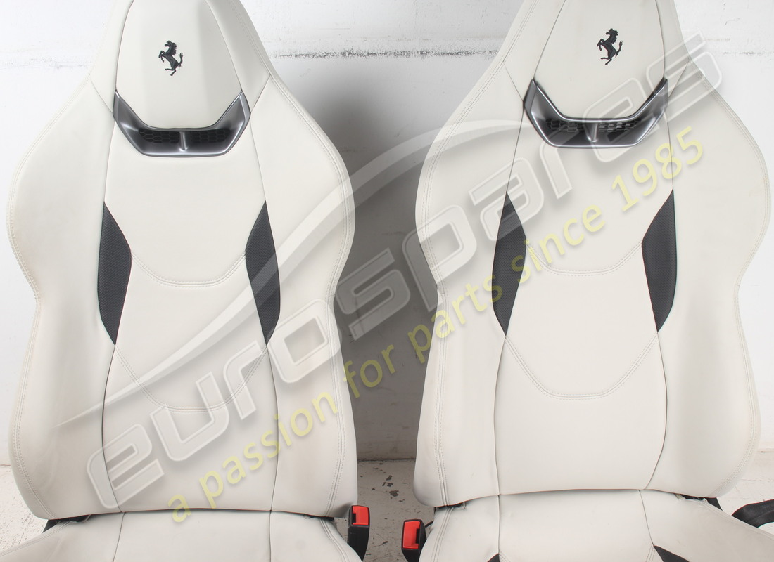 ferrari paire de des places gris clair d'occasion. numéro de pièce eap1723563 (4)