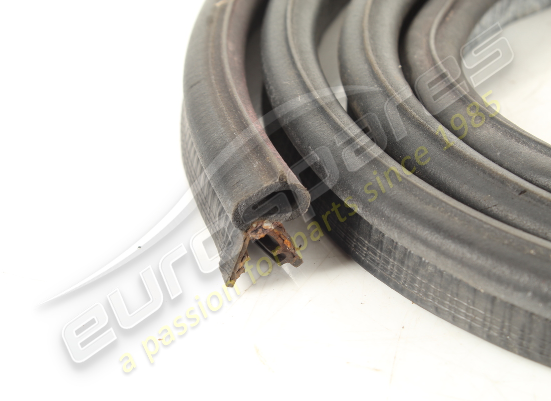 CAOUTCHOUC DE SOUFFLET D'OCCASION FERRARI. NUMÉRO DE PIÈCE 60545300 (2) caoutchouc de soufflet d'occasion ferrari. numéro de pièce 60545300 (2)