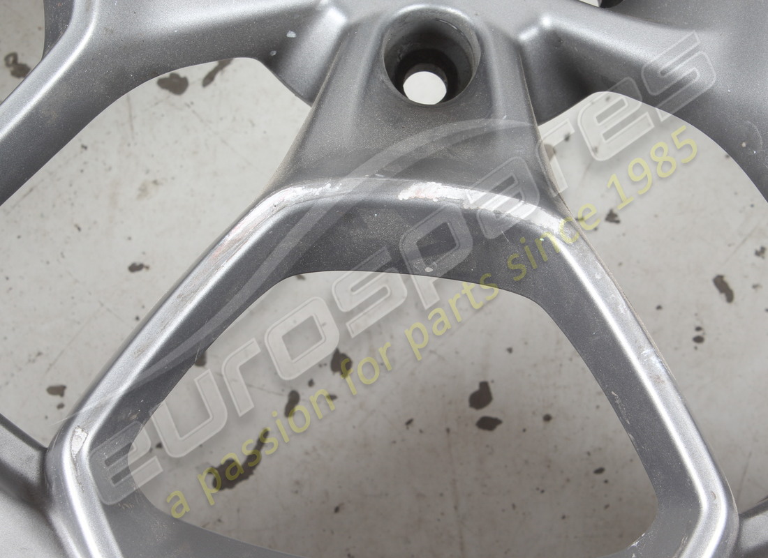 utilisé lamborghini roue arrière. numéro de pièce 4t0601017a (6)
