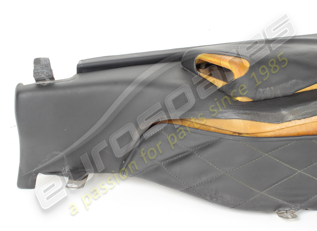 couvercle de courroie droit noir endommagé ferrari. numéro de pièce 64595500 (2)