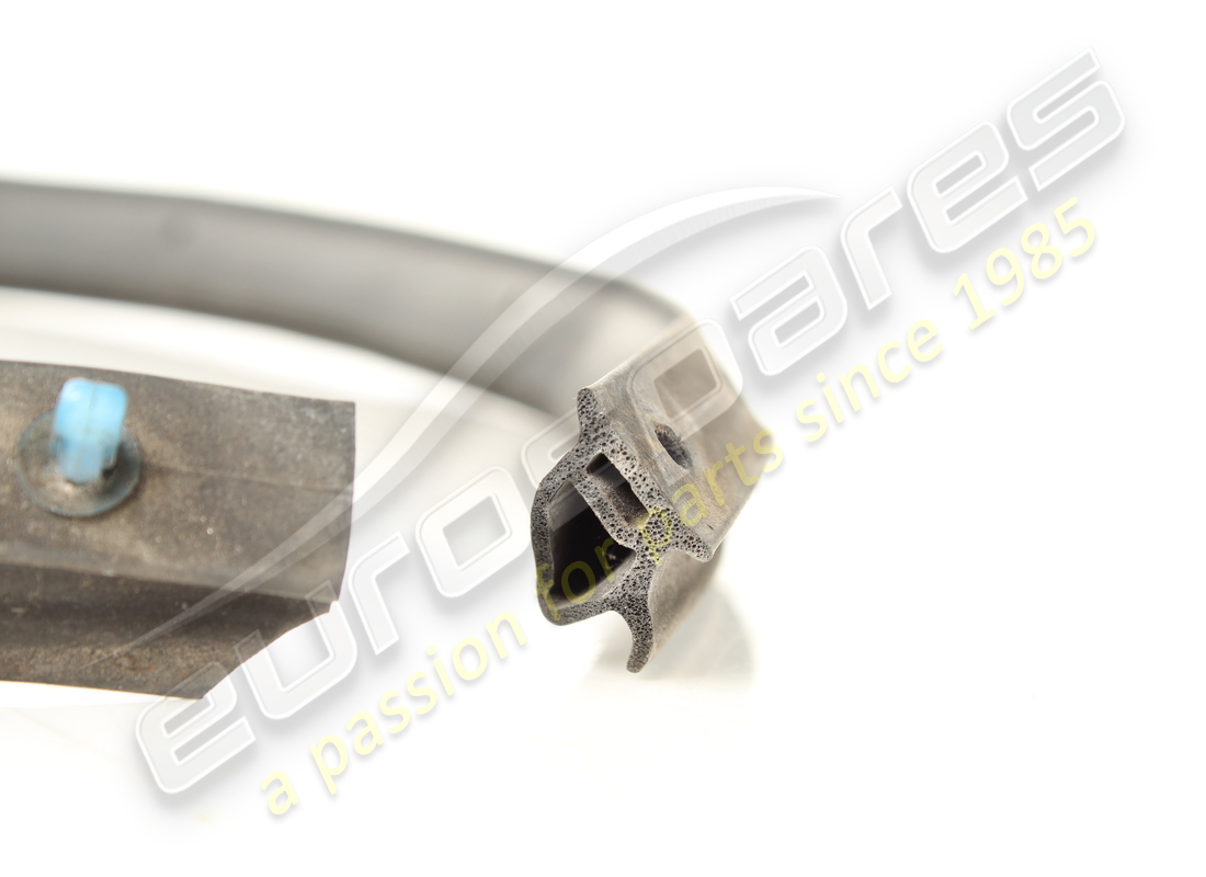 joint de seuil de porte avant droit d'occasion maserati. numéro de pièce 67476600 (1)